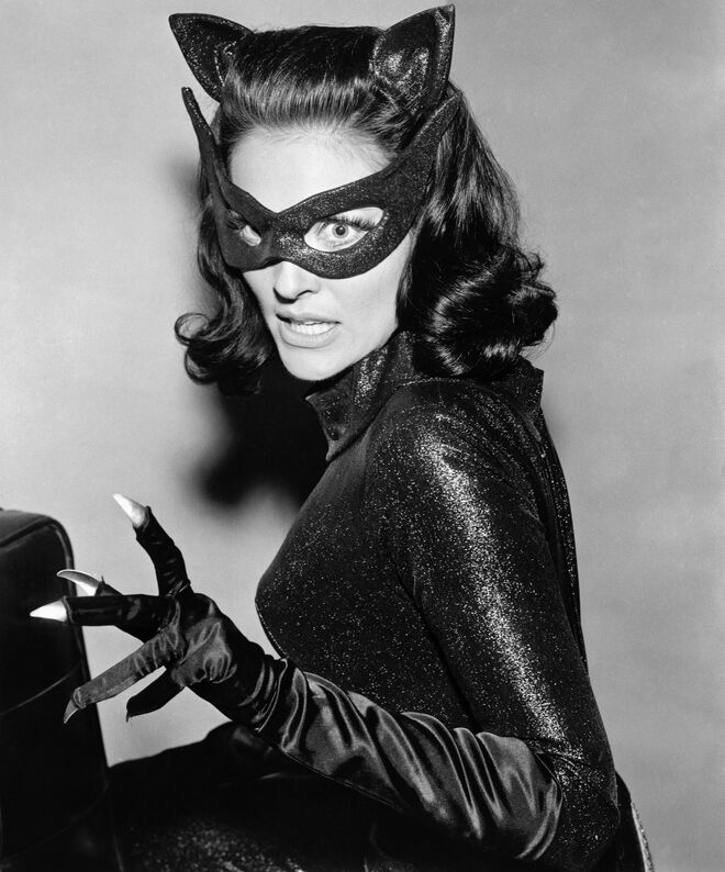 A atriz Lee Meriwether vestida da personagem Catwoman do filme Batman, 1966
