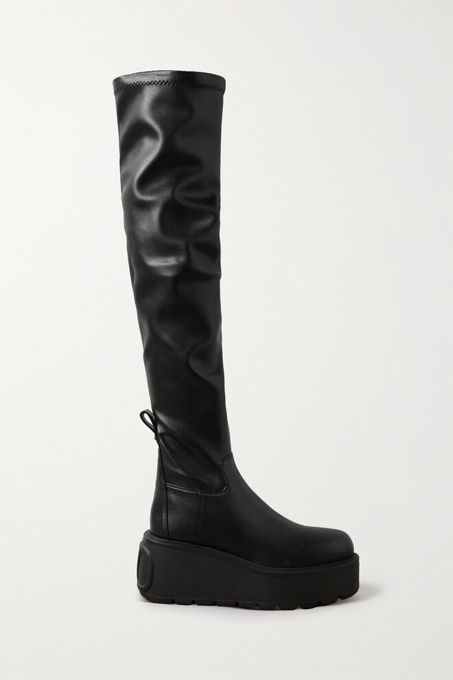 Botas em pele, € 1200, Valentino em Netaporter.com 
