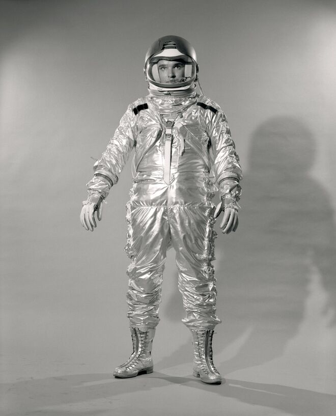 Fotografia de um astronauta vestido com o fato espacial e capacete, 1964