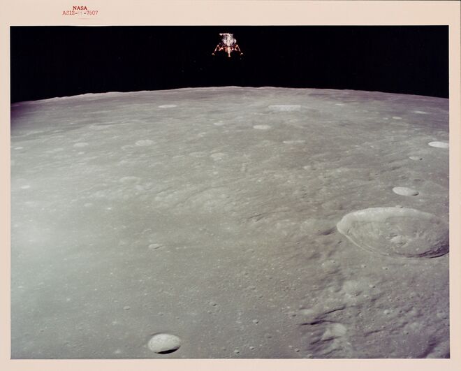 Fotografia do módulo lunar ‘Intrepid momentos antes da sua aterragem na Lua, no âmbito da missão Apollo 12, Novembro 1969