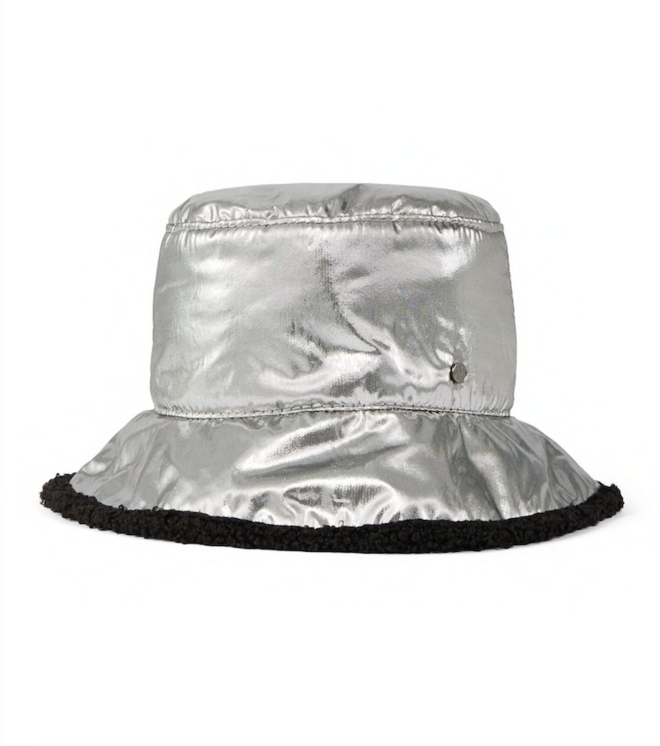 Chapéu em pele com pelo, € 430, Maison Michel em Mytheresa.com