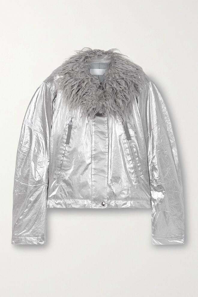 Blusão laminado com gola em pelo efeito astrakan, €650, Helmut Lang em Netaporter.com