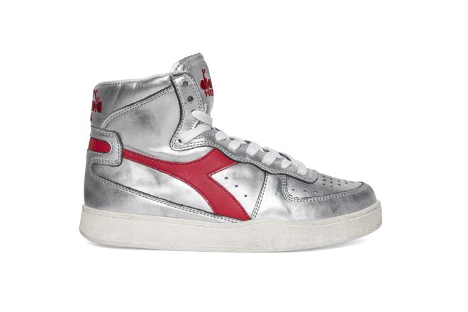 Ténis em pele, €200, Diadora