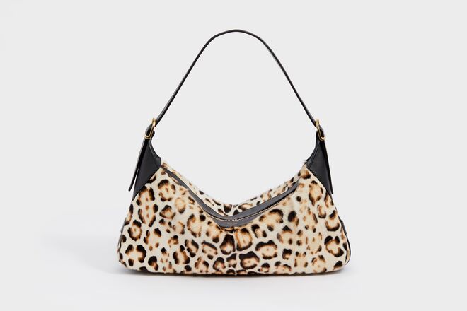 Carteira Romy em pelo de pónei, €1.900, Celine by Hedi Slimane.