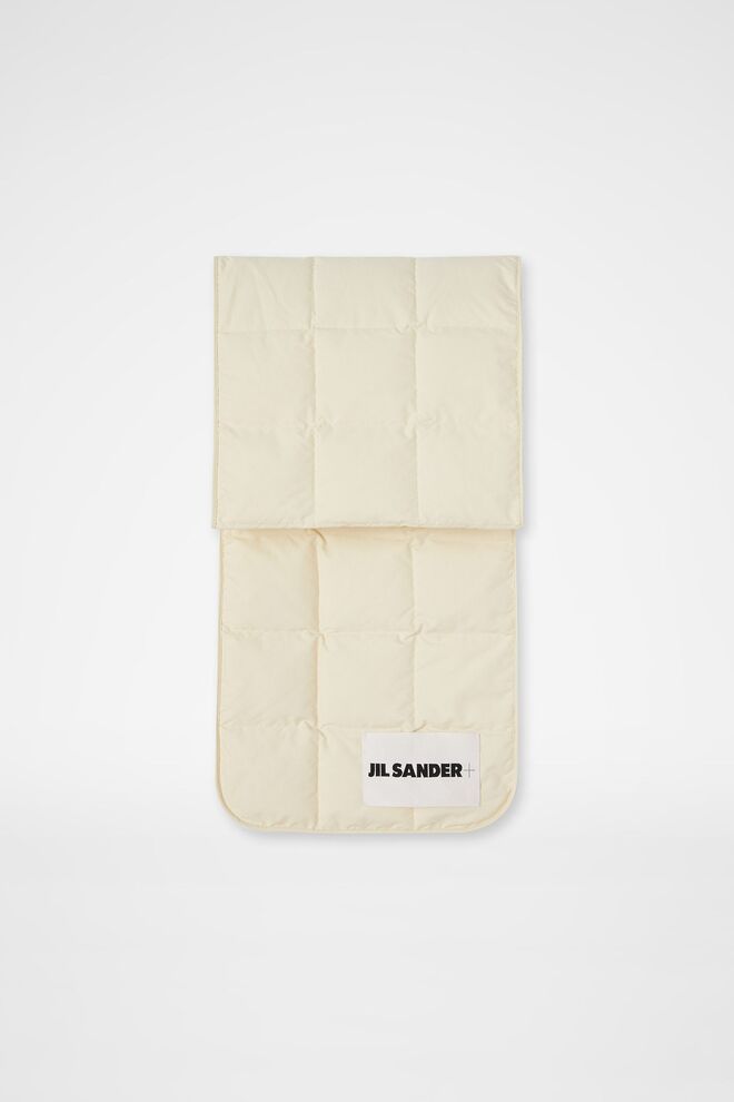 Cachecol em nylon, €370, Jil Sander