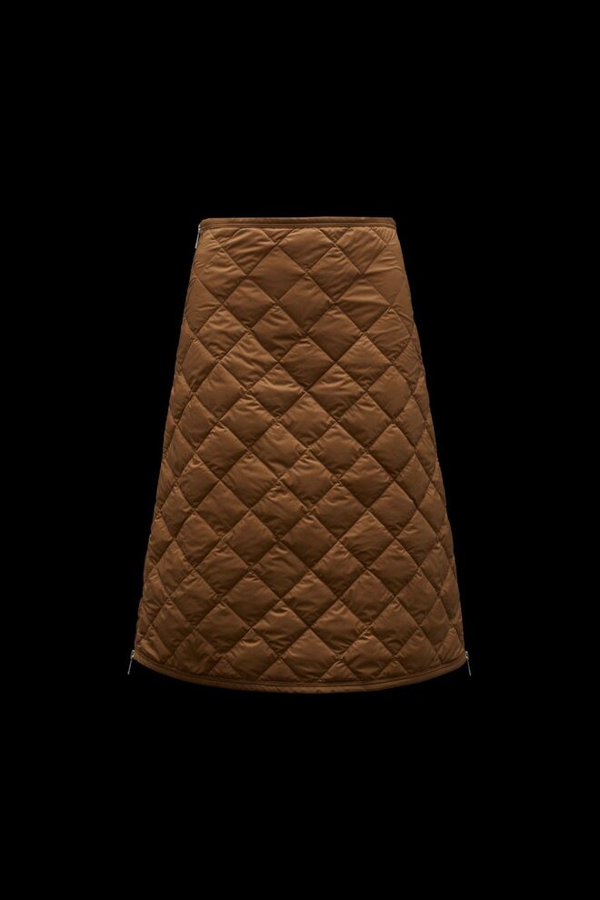 Saia em nylon, €420, Moncler