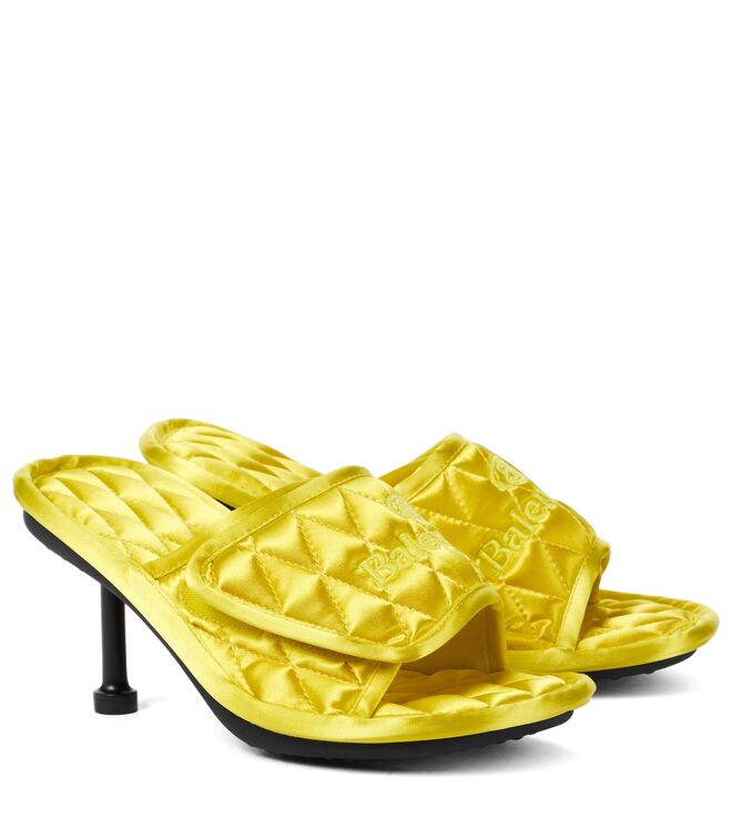 Sandálias em cetim, €550, Balenciaga em Mytheresa.com