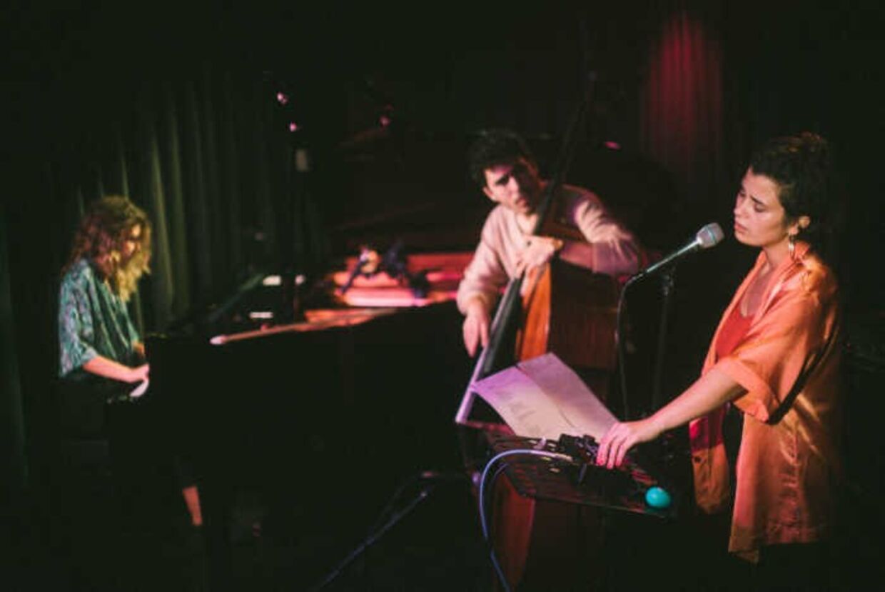 Marta Garrett (voz e loopstation), Clara Lacerda (piano) e Romeu Tristão (contrabaixo)