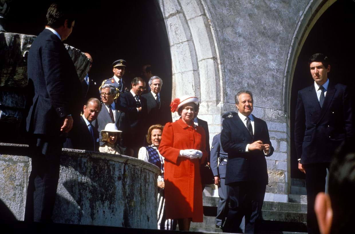 Isabel II e o príncipe Filipe com Mário Soares, em março de 1985