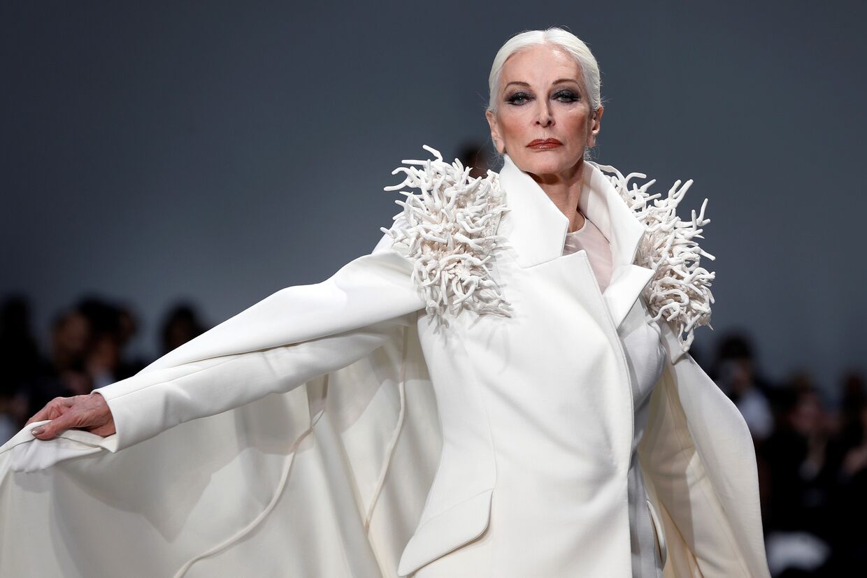 Modelo e atriz Carmen Dell'Orefice no desfile da coleção Haute Couture Primavera-Verão 2013 de Stephane Rolland, em Paris.