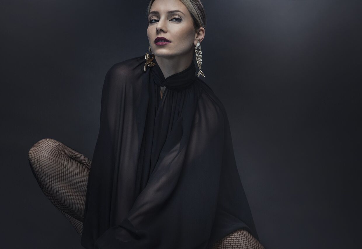 Blusa Phaeonia na Stivali e brincos Shourouk na 21PR Store.