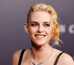 Kristen Stewart está noiva! A atriz vai casar-se com a namorada Dylan Meyer 