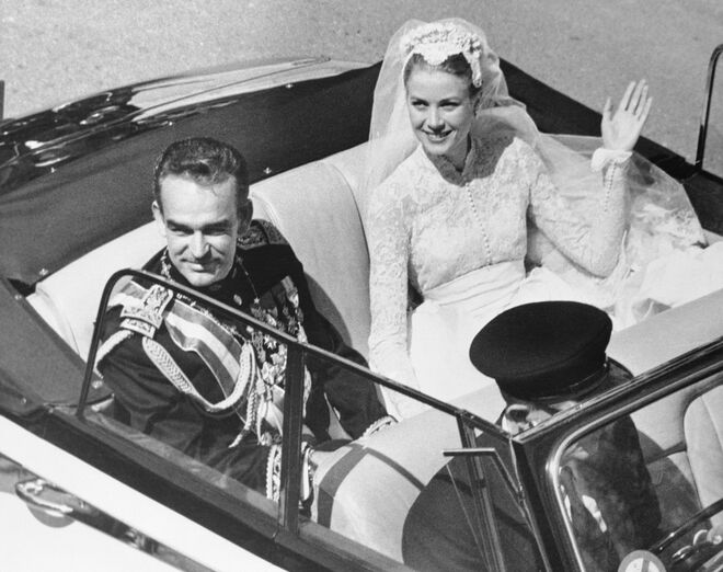 Princesa Grace e príncipe Rainier do Mónaco no dia do seu casamento, 1956