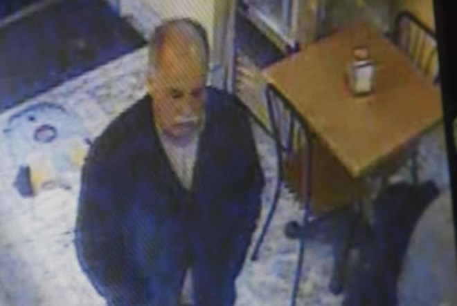 O homicida, ex-bancário que matou à catanada a mulher, filha e neta, em Beja, esteve num café Crisfita 2, em Lisboa, perto do IPO, já depois de ter cometido os crimes, e ameaçou a dona do café.