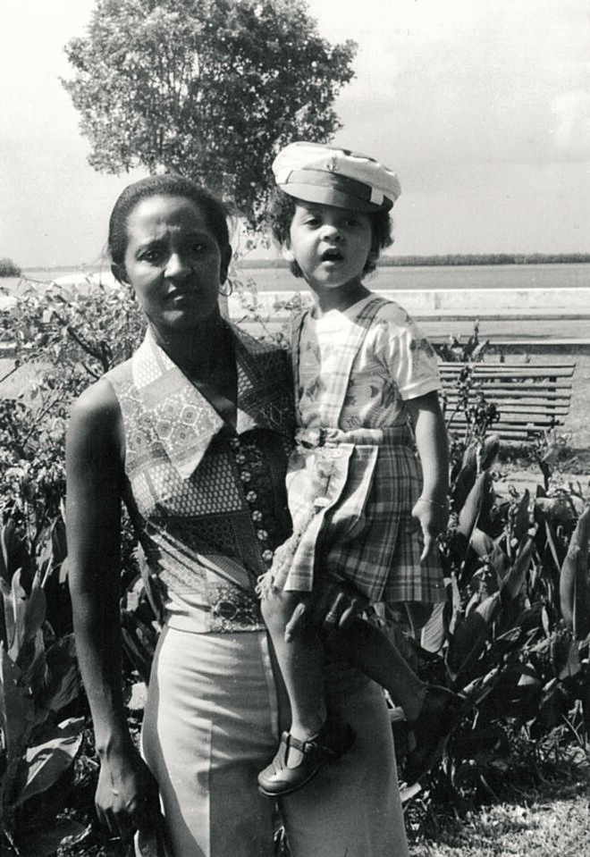 Mariza e a mãe em Moçambique