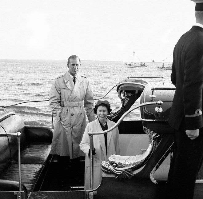 Isabel II e o príncipe Philip, duque de Edimburgo, durante a visita oficial a Lisboa, fevereiro de 1957.