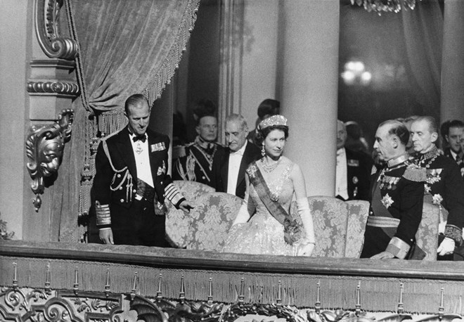 Isabel II e o príncipe Philip no Teatro Nacional de São Carlos durante a visita oficial a Portugal, em fevereiro de 1957