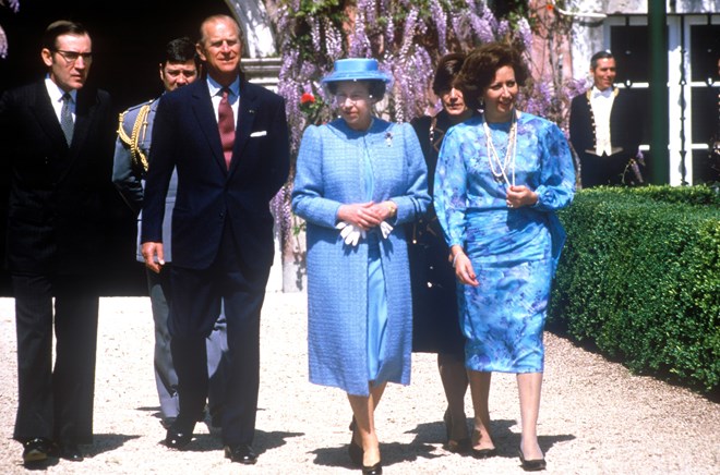 Isabel II com Manuela Ramalho Eanes, mulher do presidente da República da altura, Ramalho Eanes, durante a visita oficial a Portugal, em 1985