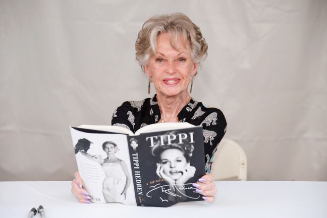 Tippi Hedren com o seu livro 'Tippi: A Memoir', no Festival do Livro, em 2017