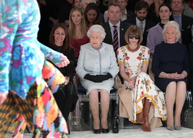 Rainha Isabel II, Caroline Rush, Anna Wintour e Angela Kelly no desfile de Richard Quinn, em Londres, 2018