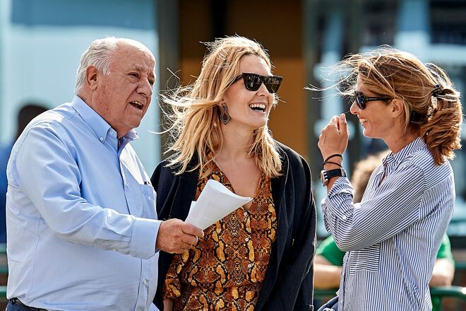 Marta Ortega e Amancio Ortega durante a competição de hipismo CSI Casas Novas, 2018.