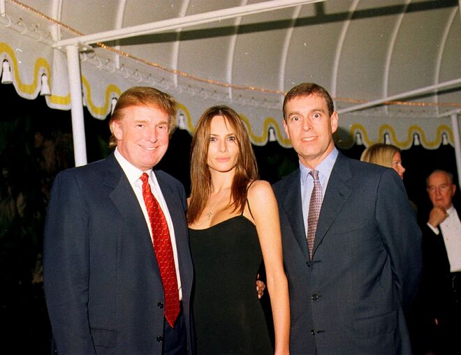 Donald Trump, Melania Trump e príncipe Andrew na festa de Trump em Mar-a-Lago Estate, Palm Beach, Florida, 2000.