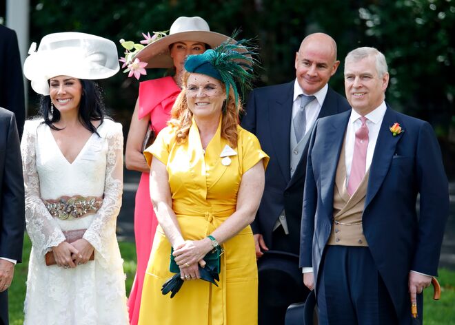 Maria Laura Salinas, Sarah Ferguson e o príncipe Andrew durante o quarto dia da corrida Royal Ascot at Ascot Racecourse , 2019