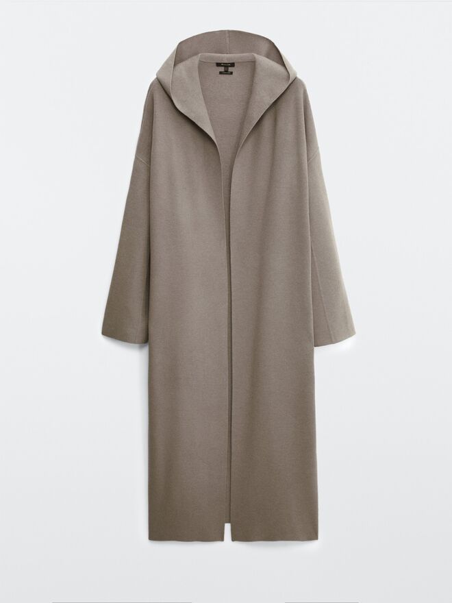 Casaco em malha de viscose, €89,95, Massimo Dutti 