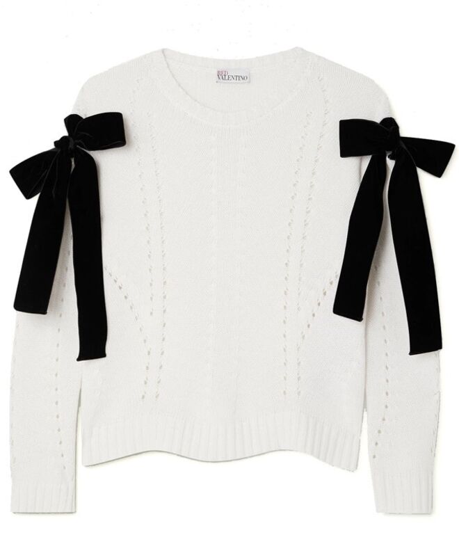 Camisola em malha tricotada e veludo, € 259 (antes € 370), RED Valentino no Net-a-Porter.com