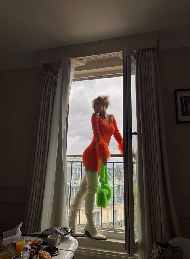 Kelly Bailey veste a nova coleção da H&M, vegan e aprovada pela PETA