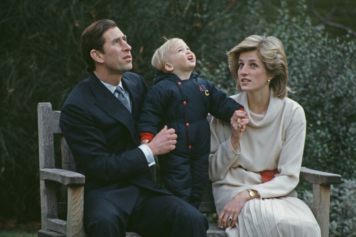 O príncipe Carlos e a princesa Diana com William, 1983