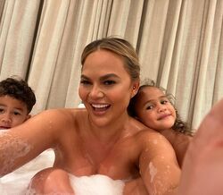 Chrissy Teigen criticada por tomar banho com os filhos