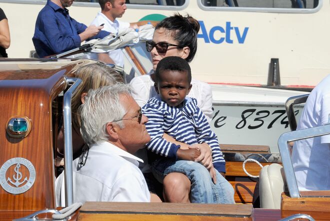 Sandra Bullock com o filho Louis Bardo Bullock durante o 70º Festival Internacional de Veneza, 2013
