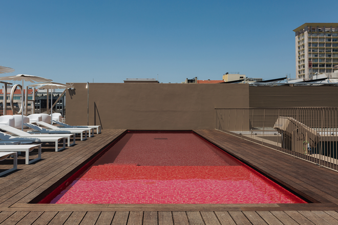 Rooftop com a piscina.