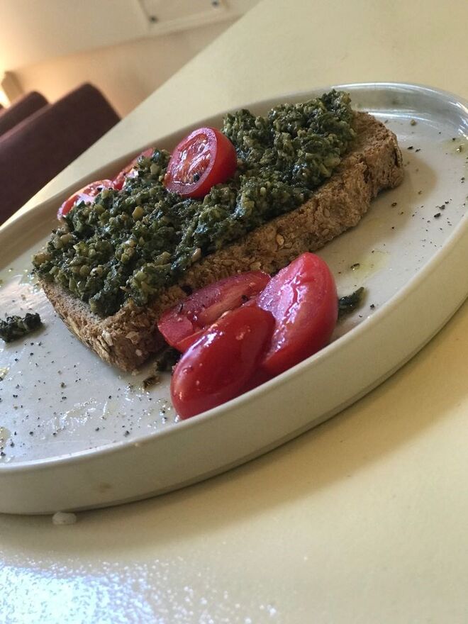 Sourdough com pesto de manjericão e avelã