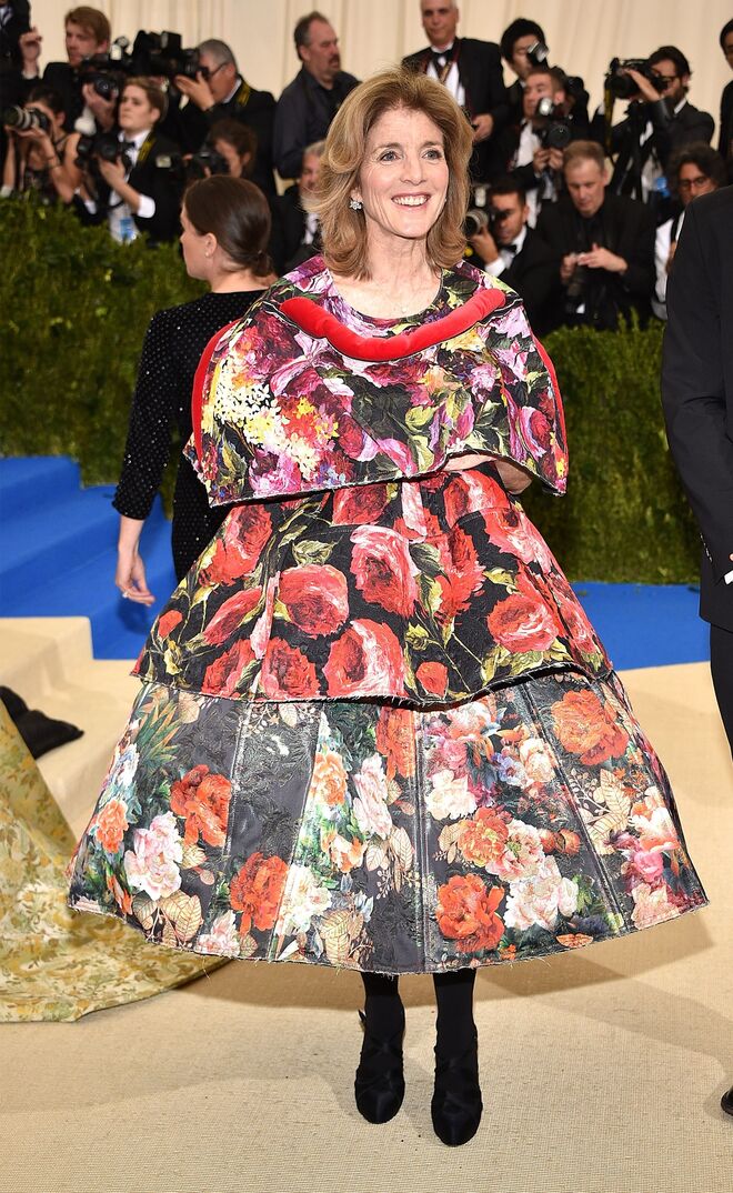 Caroline Kennedy na MET Gala com um vestido Comme des Garçons.