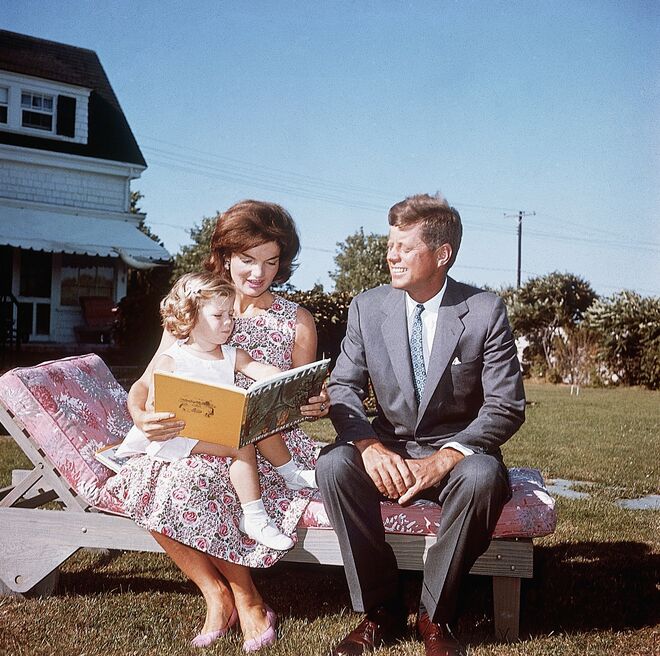 Ao colo dos pais em 1960.