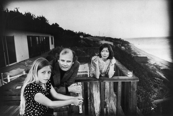 Quintana Roo Dunne com os pais John Gregory Dunne e Joan Didion em Malibu, 1976