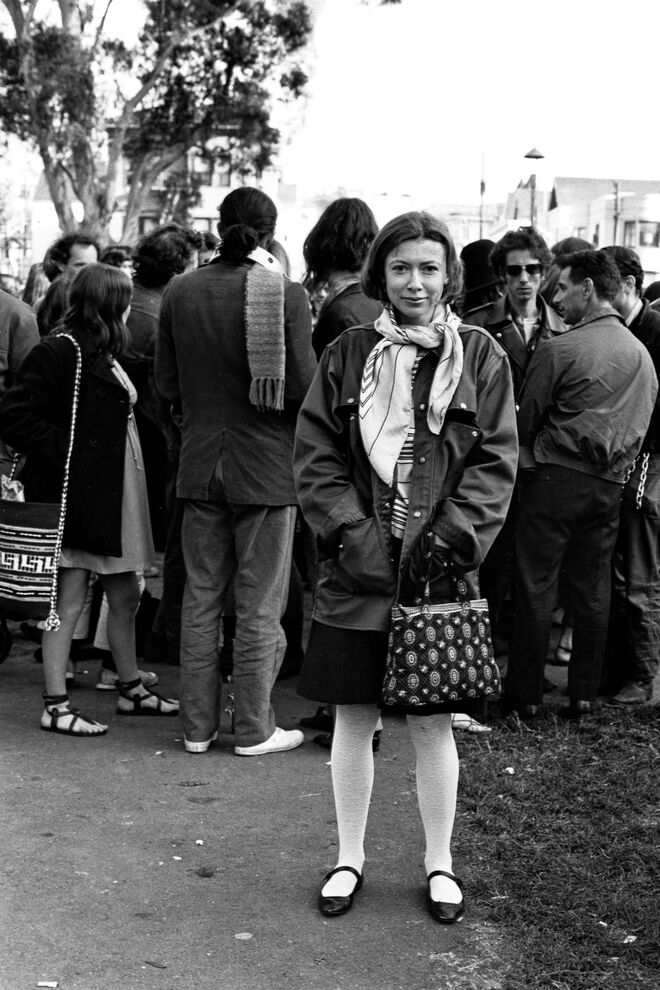Joan Didion no Golden Gate Park com um grupo de hippies na altura em que escrevia 'Slouching Towards Bethlehem', 1967