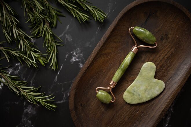 Gua Sha e rolo de jade para massagens