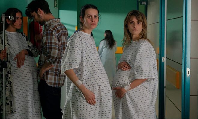 Milena Smit e Penélope Cruz em 'Mães Paralelas' (2021)