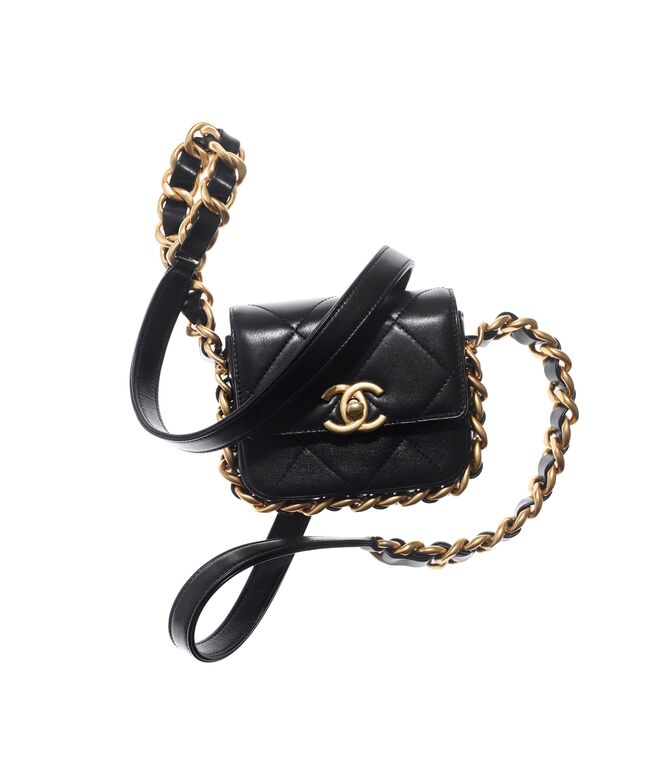 Namorada - Carteira em pele, €3,600, Chanel