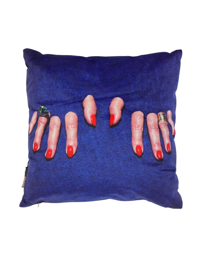 Namorado - Almofada Fingers em veludo, € 78, Seletti Wears Toiletpaper em Yoox.com