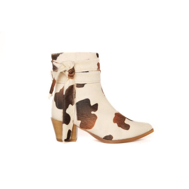 Namorada - Botas Tie The Knot, €270, Beatriz Pacheco.
