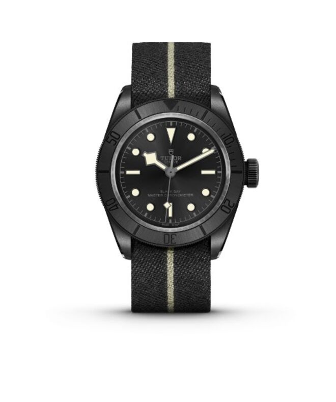 Pai - Relógio Black Bay Ceramic com duas braceletes em pele e borracha e em tecido, €4.550, Tudor.