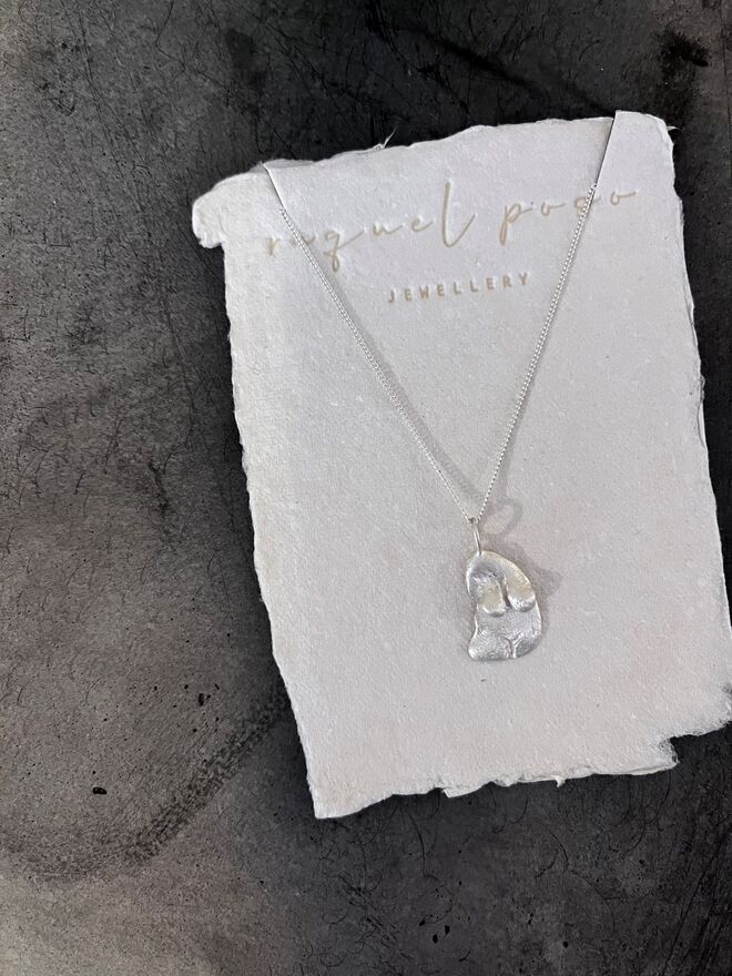 Avó - Colar solidário La Loba, €80, Raquel Poço. 10 % do valor desta peça irá contribuir para ajudar mulheres da Casa Abrigo Teresa Morais.