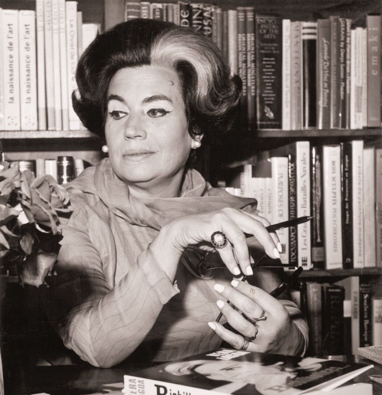 Vera Lagoa com exemplares do seu primeiro livro 'Bisbilhotices' (1968)