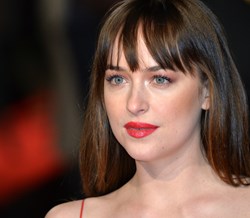 Dakota Johnson faz confidências raras sobre o relacionamento com Chris Martin