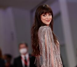 "Não é nada que as pessoas não tenham já visto.” A resposta de Dakota Johnson por usar um mini-vestido