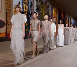 Dior alia-se a artistas indianos para apresentar coleção de alta-costura